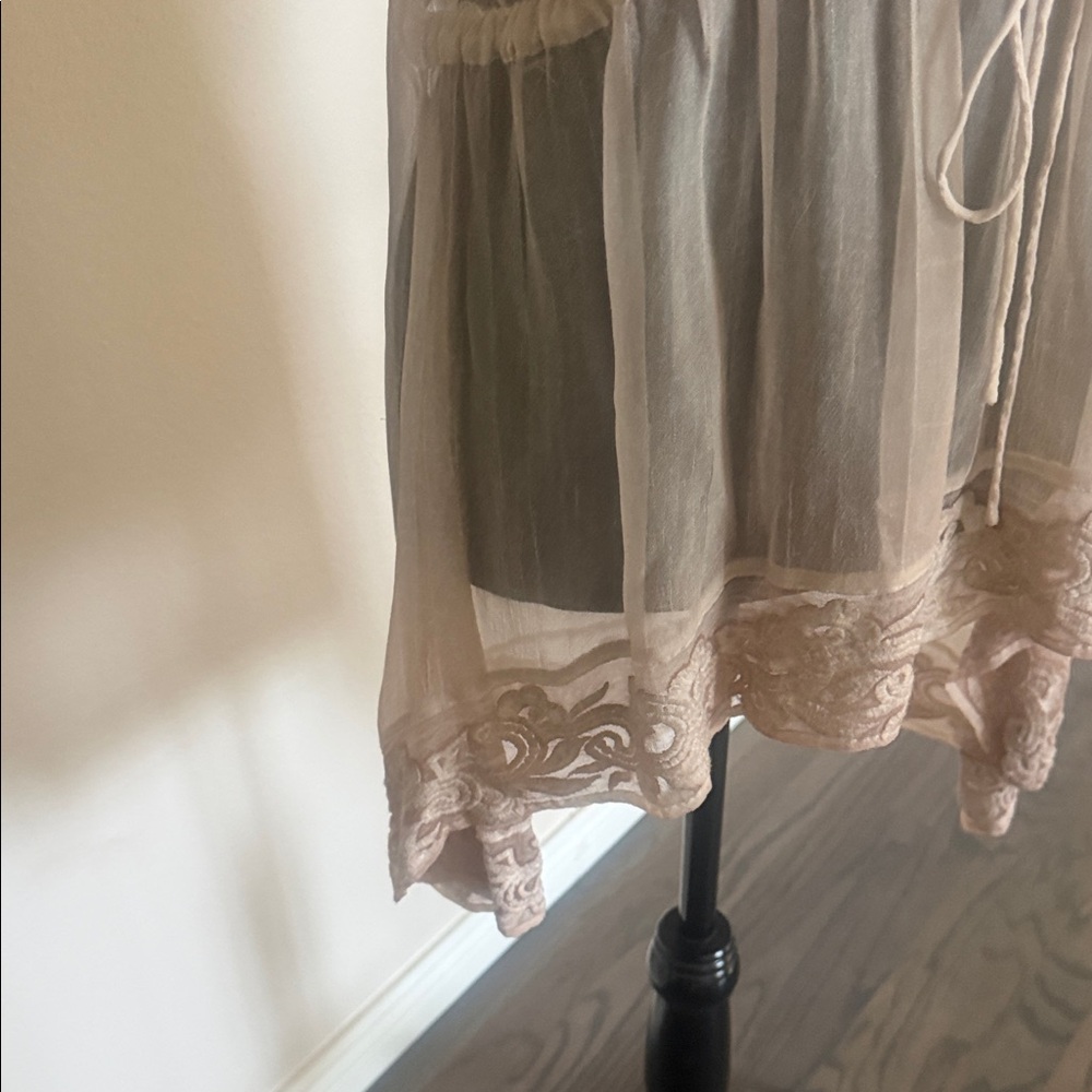 Elegant Sheer Lace Hi-Low Blouse - Cream - Picture 4 of 6